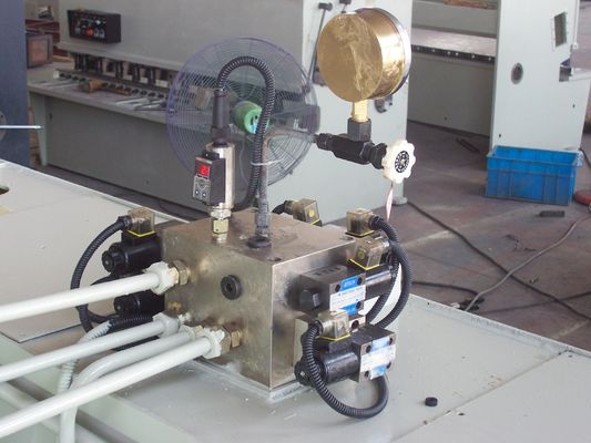 Yaprak Metal Gilyotini Kıraş Makinesi Hidrolik CNC Yaprak Metal Kıraş Makinesi Ağırlığı 2000kg'den 10000kg'a Kadar Değişir Hassas Kesme Çözümü