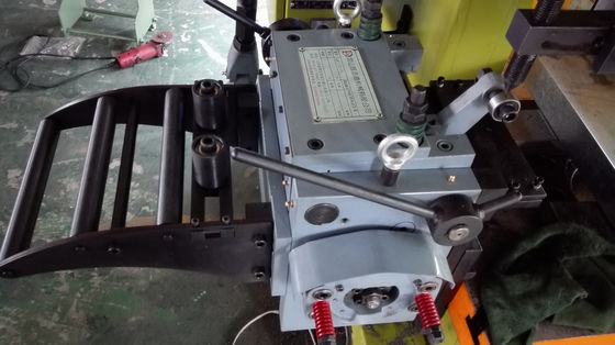 20 mm Medicine Cap Diameter Coil Feeding Line Yaskawa veya Mitsubishi Servo Motor ve 200 ton basınç kullanılarak üretimi sağlar