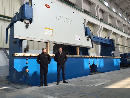 Hızlılıklı CNC Hidrolik Baskı Frenleri Servo Motor Geri Ölçüm ve ±0.05mm Doğruluk için Top vida doğrusal kılavuzlama