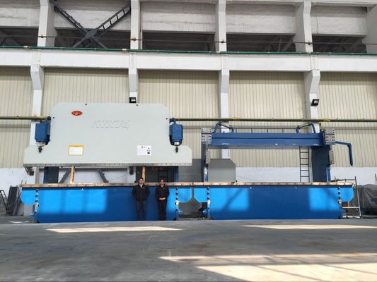 4+1 Eksenli Delem DA53T Kontrolörü ile CNC Hidrolik Baskı Frenleri 135 Tonluk Yaprak Metal Eğme için