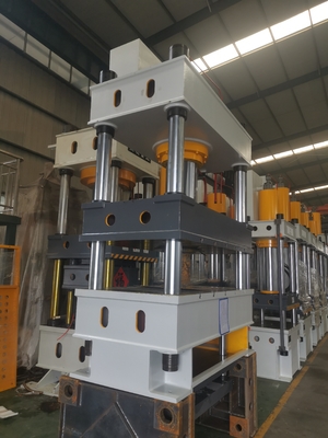 250 tonluk hidrolik baskı, transformatör tankının kapağını yapar.